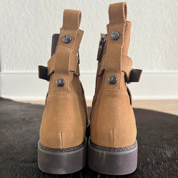 NWOT Donald Pliner Suade Chelsea Boot Sz 7.5 - Picture 3 of 4